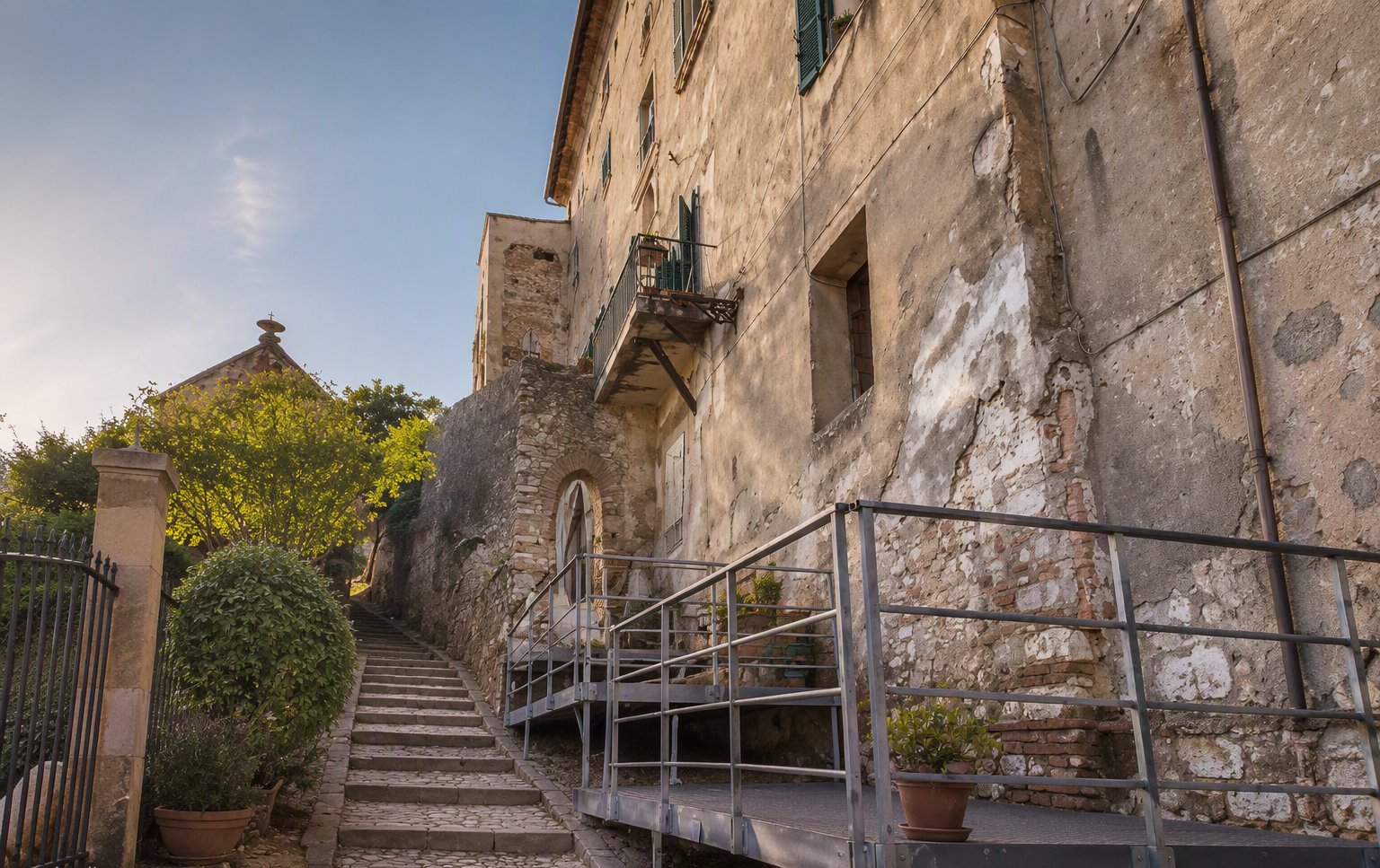 L'ingresso in pietra sui gradini del borgo medievale